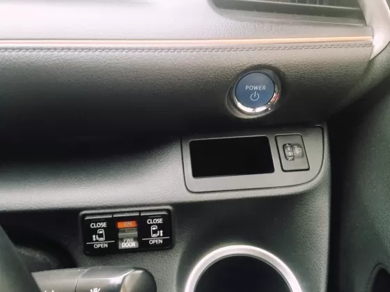 Купить Toyota Sienta 1500 см3 АКПП (74 л.с.) Гибридный бензиновый в Краснодар: цвет черный Минивэн 2015 года по цене 899000 рублей, объявление №19229 на сайте Авторынок23