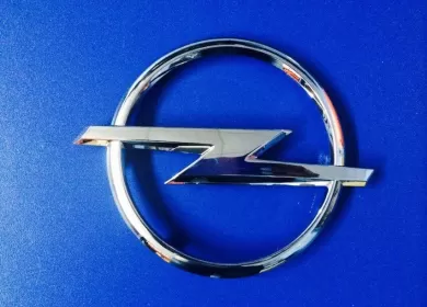 Эмблема решетки радиатора Opel Corsa D (1324534) Краснодар